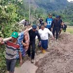 Brimob Polda Sulbar Bantu Tandu Wanita Tertimpa Longsor Menuju Puskesmas di Polman 170526-Tandu Korban