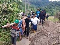 Brimob Polda Sulbar Bantu Tandu Wanita Tertimpa Longsor Menuju Puskesmas di Polman
