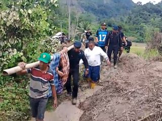 Brimob Polda Sulbar Bantu Tandu Wanita Tertimpa Longsor Menuju Puskesmas di Polman