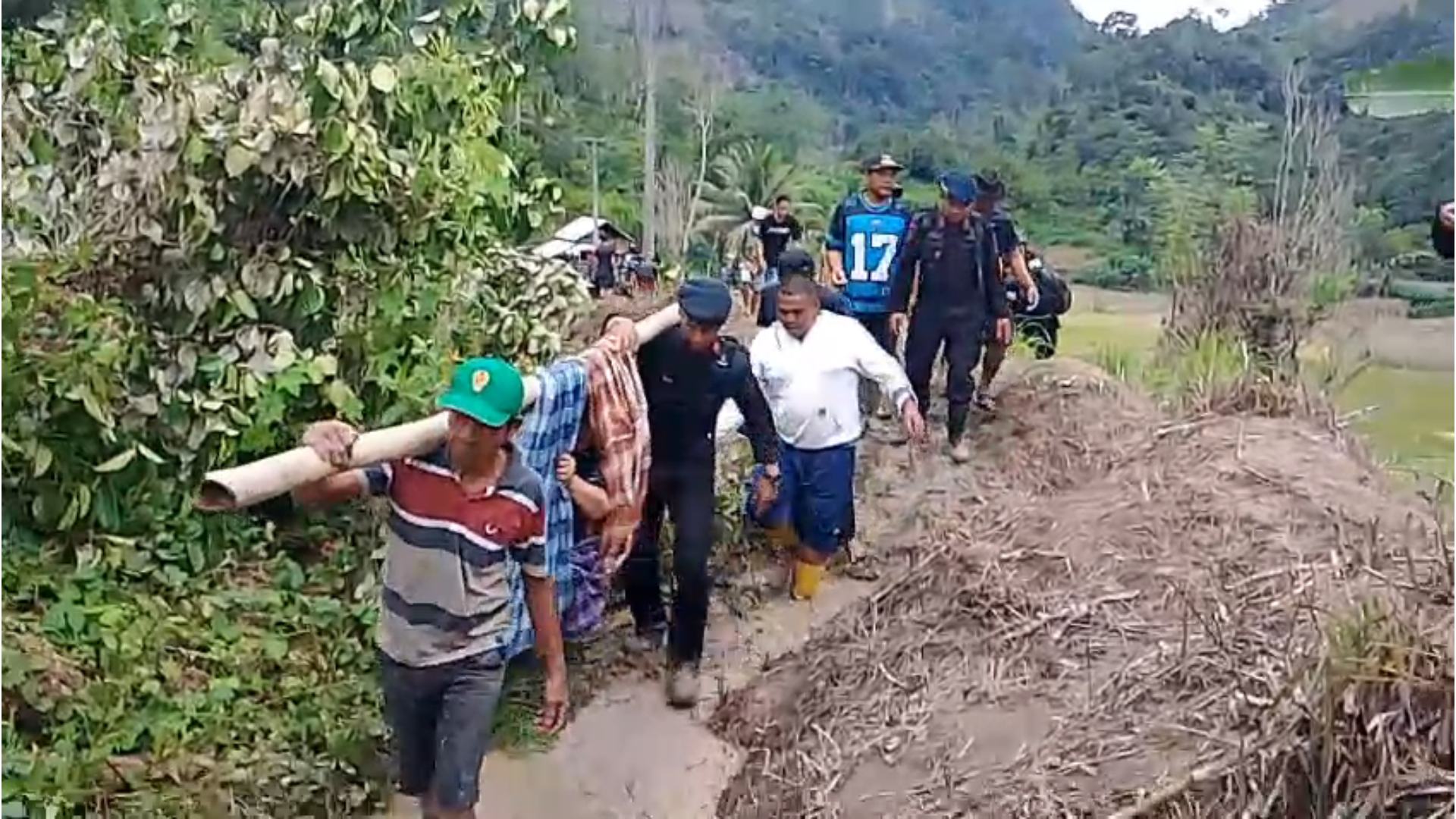 Brimob Polda Sulbar Bantu Tandu Wanita Tertimpa Longsor Menuju Puskesmas di Polman