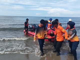Simulasi Disaster Nursing di Pantai Babatoa Polman
