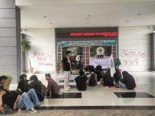 Kecewa Tak Ditemui, Massa Semarak Segel Kantor DPRD Polman