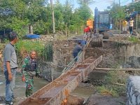 Babinsa Terjun Bantu Warga Bangun Jembatan Darurat di Pussepang Polman