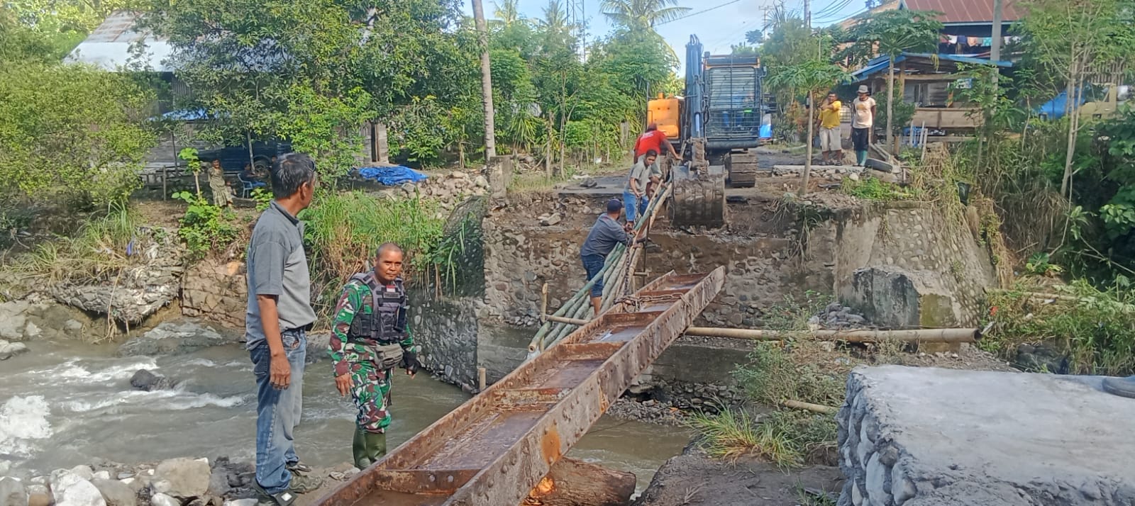 Babinsa Terjun Bantu Warga Bangun Jembatan Darurat di Pussepang Polman
