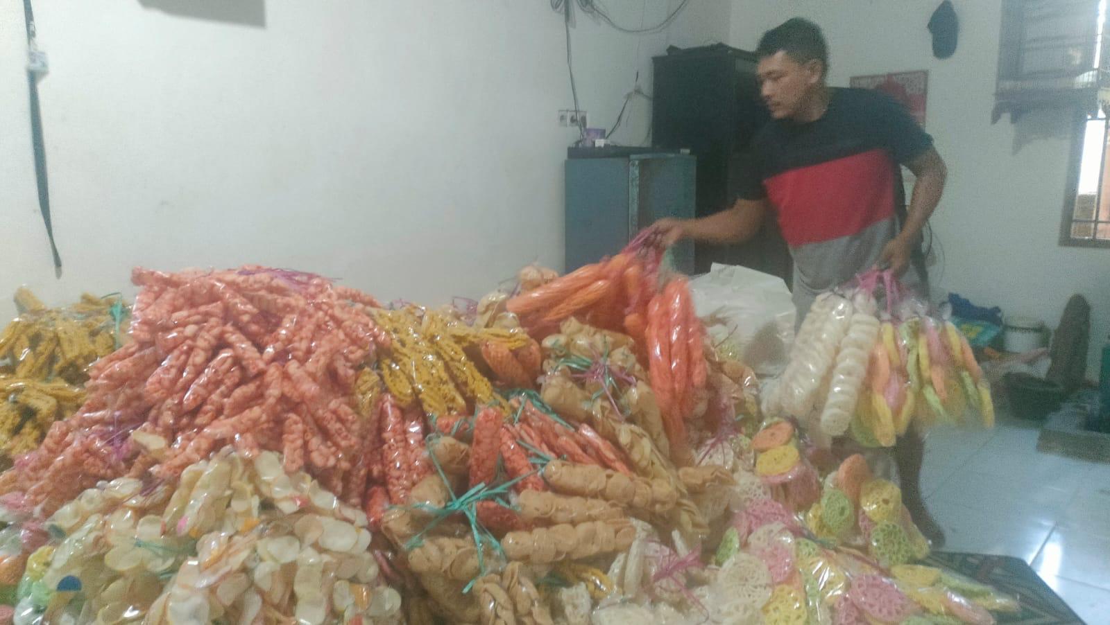 Produsen Kerupuk di Polman Terpaksa Rumahkan Karyawan Imbas Lonjakan Harga Minyak – Plastik Kemasan