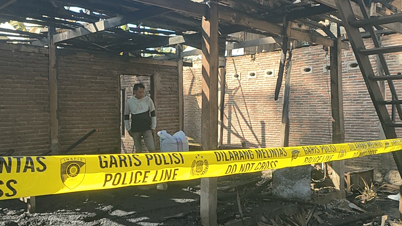 Kebakaran Hanguskan 2 Rumah Akibat Kebocoran LPG di Polman, Tabungan Umroh Rp 60 Juta Ludes Kebakaran Hanguskan 2 Rumah Akibat Kebocoran LPG di Polman, Tabungan Umroh Rp 60 Juta Ludes
