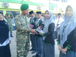 Inspektur Upacara di MAN 1 Polman, Dandim Ikhwan Arifin Tekankan Disiplin dan Cinta Tanah Air
