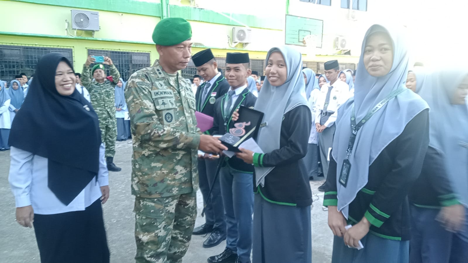 Inspektur Upacara di MAN 1 Polman, Dandim Ikhwan Arifin Tekankan Disiplin dan Cinta Tanah Air