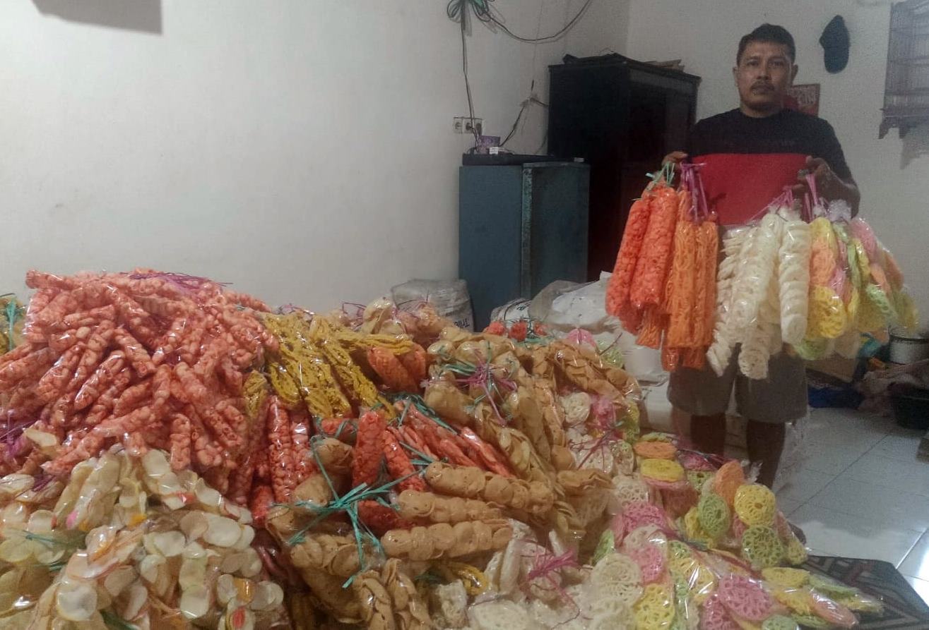 Kisah Mantan Penarik Becak Jadi Juragan Kerupuk Omset Jutaan di Polman