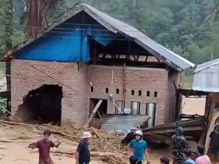 4 Rumah Warga Rusak Diterjang Longsor di Matangga Polman, TNI Terjun Bantu Warga