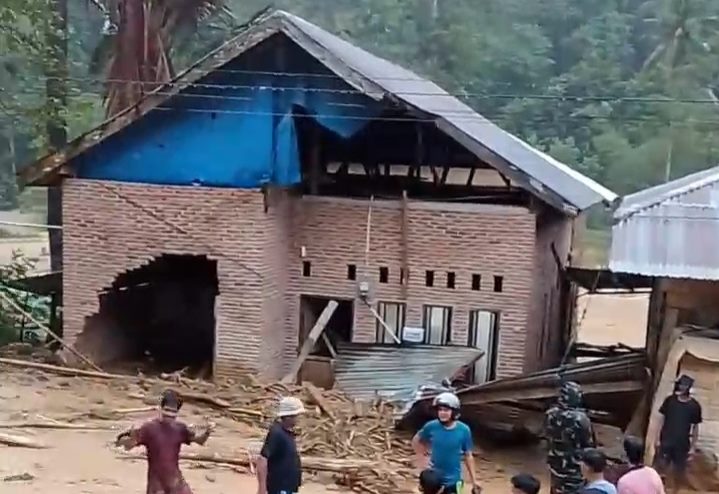4 Rumah Warga Rusak Diterjang Longsor di Matangga Polman, TNI Terjun Bantu Warga