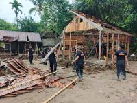 Personel Brimob Polda Sulbar Jalan Kaki 3 Km Bantu Warga Terdampak Bencana di Dusun Mesakada Polman