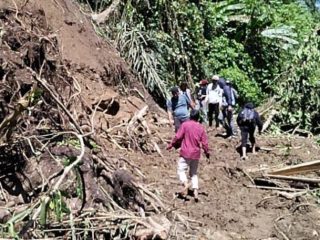 Longsor Putus Akses Jalan Penghubung Antardesa di Tutar Polman