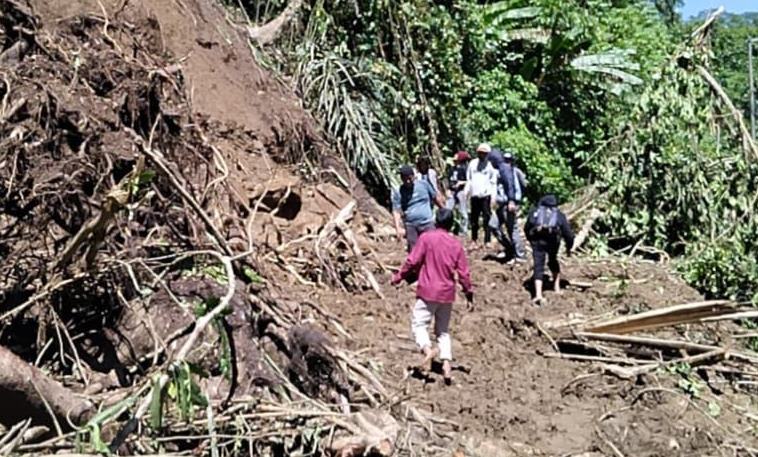 Longsor Putus Akses Jalan Penghubung Antardesa di Tutar Polman